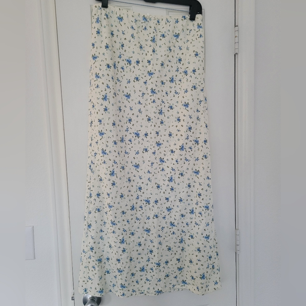 Wild Fable blue and white floral skirt size M